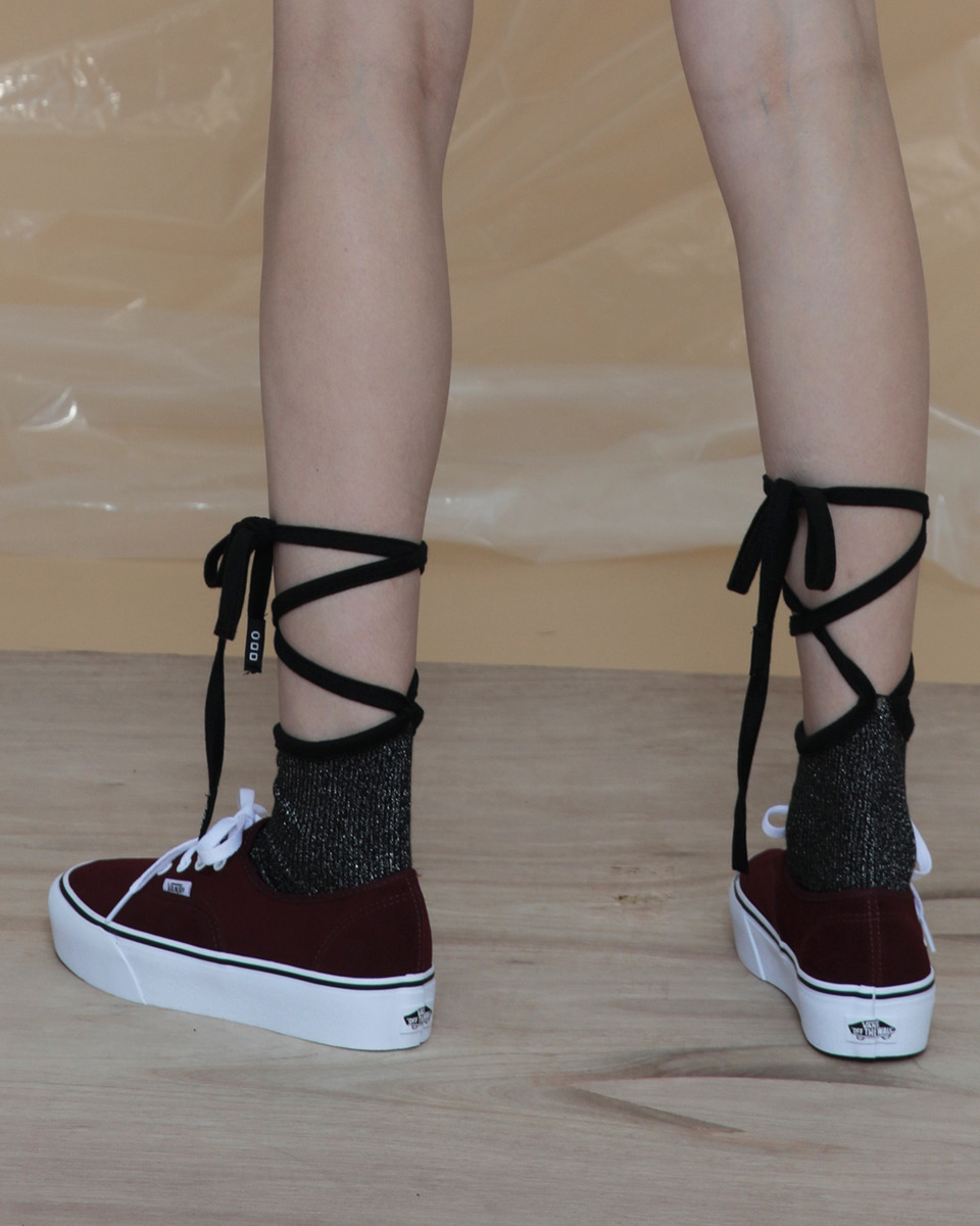 ODD ONE OUT SHINY STRING SOCKS_BLACK