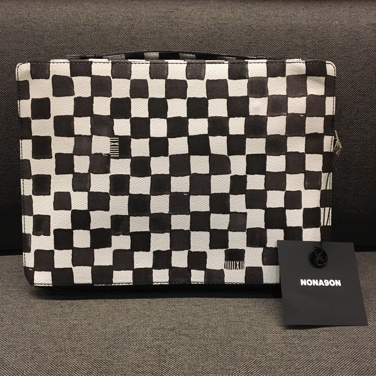 NONAGON SEASON MOTIF PRINT CLUTCH BK
