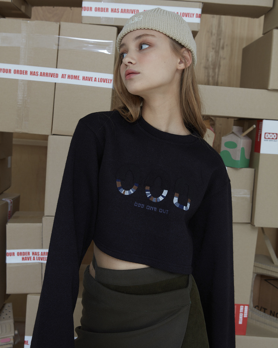 LOGO EMBROIDERY CROP SWEAT SHIRT_BLACK